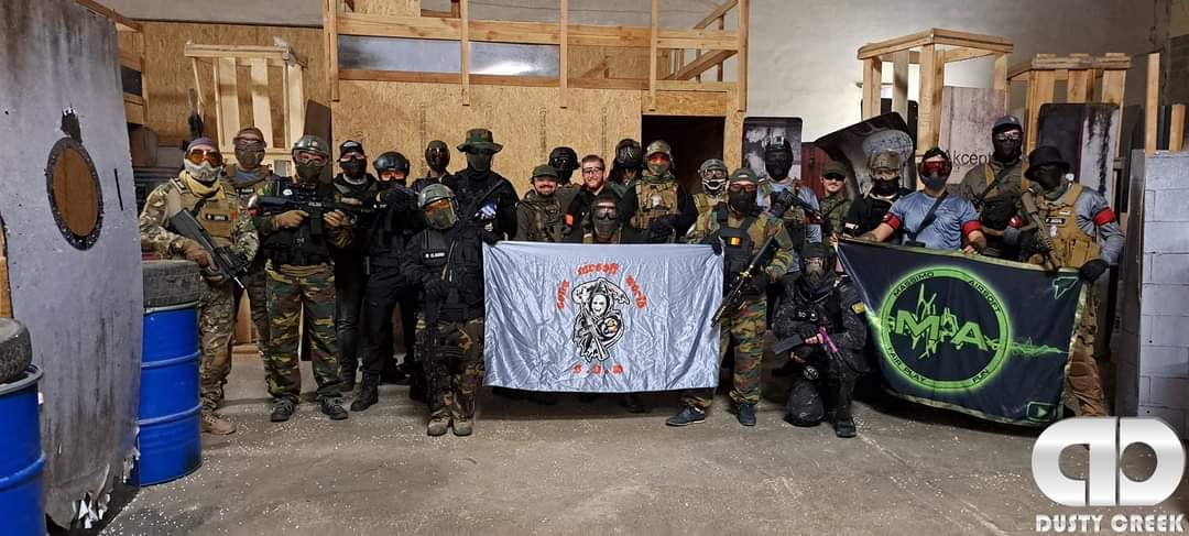 Photo de groupe de l'équipe S.A.W. Airsoft en tenue de combat.